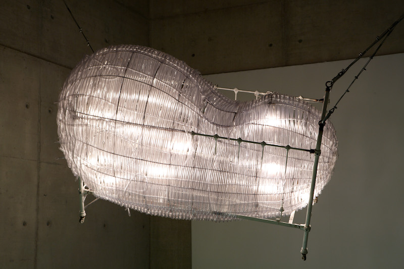 Inextricabilia : Chen Zhen, Lumière innocente, lit d’enfant, tubes en plastique, ampoules, 2000 Courtesy Galleria Continua, San Gimignano (Italie)