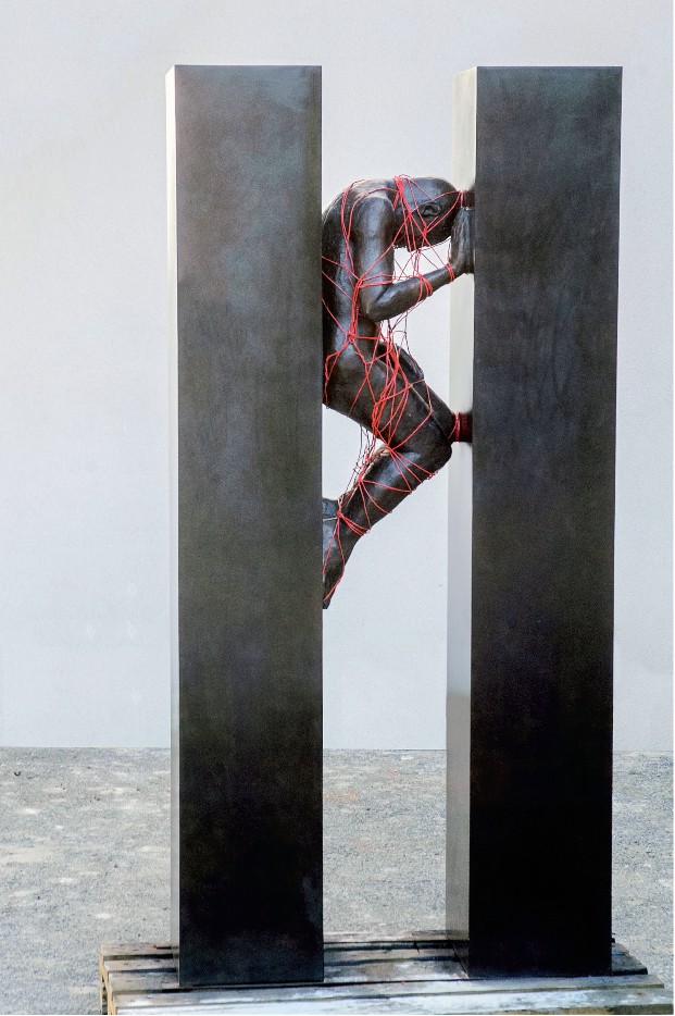 25 ans de créativité arabe : Mahi Binebine. Sans titre 1. 2012, sculpture en bronze, 250 x 100 x 100 cm. Collection de l’artiste.