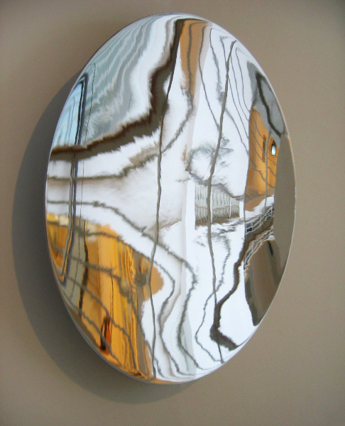 Vladimir Skoda. L'Atelier : Miroir du temps (vibrant). 1999-2005, acier inoxydable poli miroir Ø 97 x 15 cm, moteur électrique.  Collections privées, France.