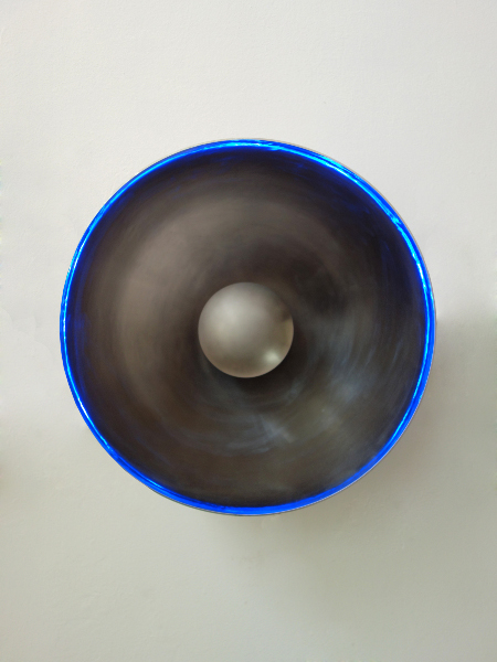 Vladimir Skoda. L'Atelier : Hommage à Yves Klein. 2018, acier inoxydable poli miroir et acier microbillé, Ø 70 x 25 cm.
