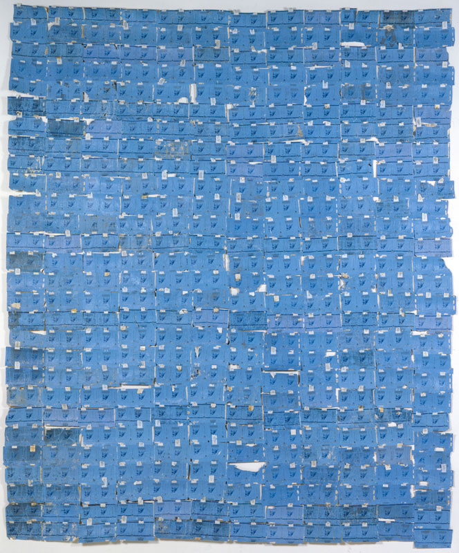 Nevermore : Pierre Buraglio, Gauloises, 1989. Assemblage de paquets de Gauloises bleues dépliés, 220 x 180 cm. Collection MAC/VAL, musée d’art contemporain du Val-de- Marne. © Adagp, Paris 2010. Photo Jacqueline Hide.