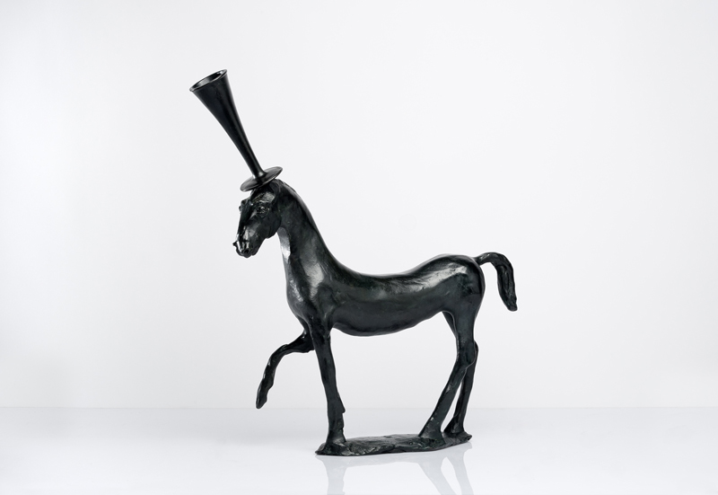 Barry Flanagan – Chevaux et compagnie : Barry Flanagan Horse with Listening Trumpet, ed. 1/9, 1989 Bronze, édition de 9 + 1 AP 47,6 x 48,9 x 12,7 cm, Courtesy Galerie Lelong / Photo Fabrice Gibert