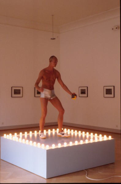 Danser sa vie - Art et danse de 1900 à nos jours : Felix Gonzalez-Torres Untitled (Go-Go Dancing Platform), 1991 © Kunst Museum St. Gallen, Saint Gall